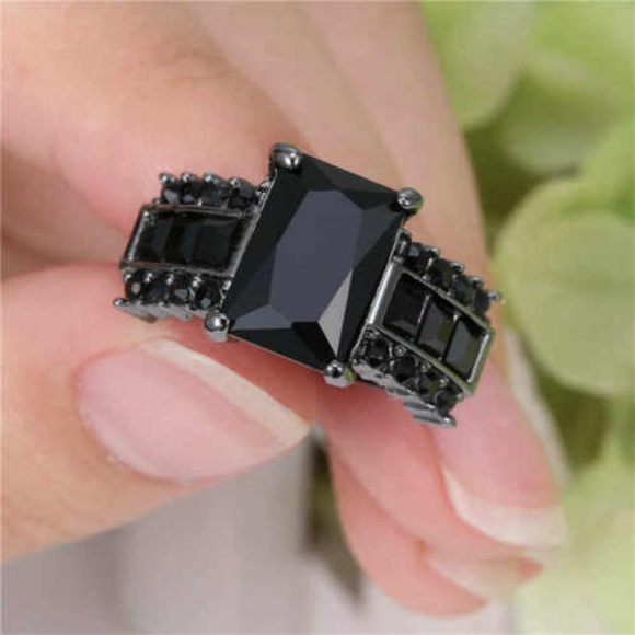 18K Black gold filled black Sapphire ring New - Picture 2 of 2